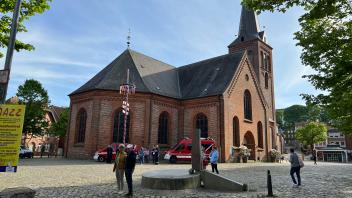 Die Plöner Nikolaikirche wird vermutlich bis kurz vor Weihnachten nach einem Feuer saniert werden müssen. Die Polizei sucht jetzt nach Zeugen.