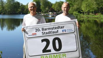 Barmstedter Stadtlauf Pressegespräch Holger Sarau (links) Holger Ray mit T-Shirt08.05.2024 Foto: Michael Bunk (mbu/BAZ)
