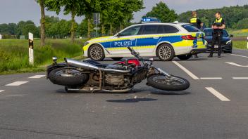 Zwei Motorräder sind an einer Kreuzung zusammengestoßen.