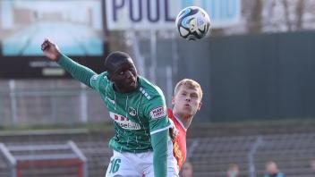 Daouda Beleme (VfB Luebeck) im Kopfballduell Fussball, Herren, Saison 2023/2024, 3.Liga, VfB Luebeck gegen SSV Jahn Rege
