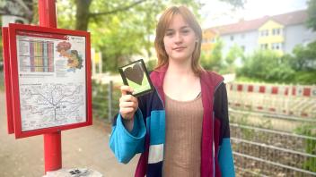 Johanna Sonntag verliert ihre Geldbörse in einem Bus in Osnabrück. Warum dauert es vier Monate, bis sie erfährt, dass es gefunden wurde?