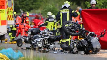 Feuerwehr und Rettungsdienst waren im Einsatz, um die schwer verletzten Motorradfahrer zu versorgen.