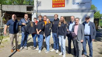 Rotary-Präsident Ulrich Wehner (von links) informierte sich gemeinsam mit Club-Mitgliedern bei der Spendenübergabe an der DLRG-Wache auch über die Mitgliederentwicklung. 