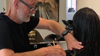 Peter Thesing schneidet die Haare aller Kunden selbst und denkt noch nicht an Ruhestand.