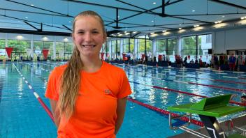 Die 19-jährige Lea Rapillus ist Ehrenamtlerin bei der DLRG und nimmt darüber hinaus an Schwimmwettkämpfen teil – zwei zeitaufwändige Hobbys.