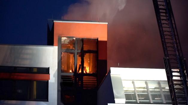 Die lodernden Flammen im Treppenhaus der Oberschule.