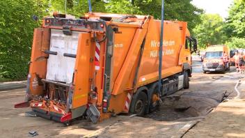 Müllwagen in Straße eingebrochen: Video von der Bergung