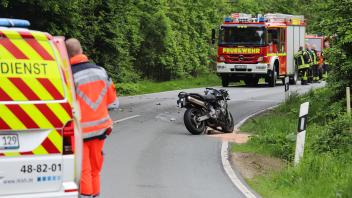 Der Motorradfahrer geriet in den Gegenverkehr und starb noch an der Unfallstelle.