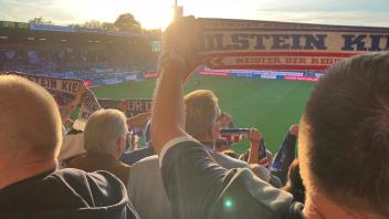 Die Denkedrans schmettern ihre Holstein-Hymne „keine andere Stadt, keine andere Liebe“ heute live im Stadion