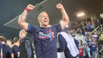 Lewis Holtby feiert den Bundesliga-Aufstieg von Holstein Kiel.
