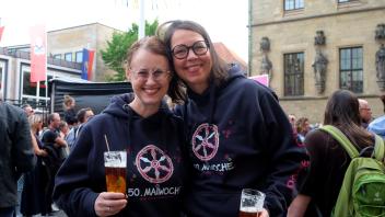 Zwei echte Maiwochen-Fans und genauso alt wie die Festwoche sind die 50-jährigen Frauen Ella Lehmann-Mohr (links) und Sandra Wallenhorst. 