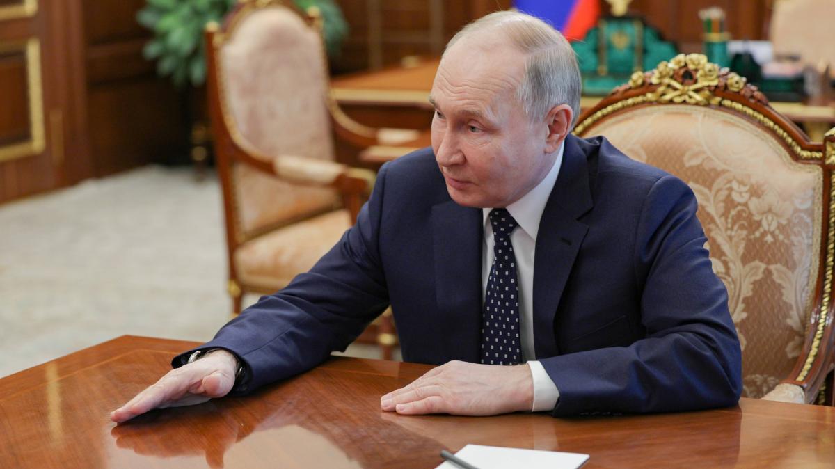 Expulsion and reshuffle: Putin redesigns Kremlin government