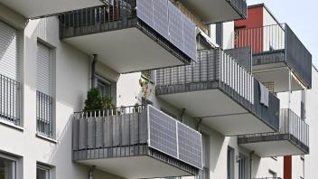 Balkonkraftwerk und Photovoltaikanlage,Solarpanels an der Aussenseite von zwei Balkons von einem Wohnblock in Muenchen. 