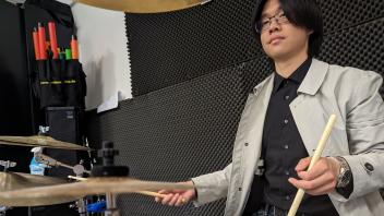 Der Lieblingsplatz von Erik Lu ist hinter dem Schlagzeug. Hier sitzt der 19-Jährige am Set im Übungsraum der Musikschule.