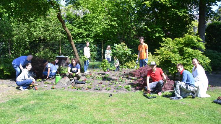 Quickborns Kinder und Jugendbeirat pflanzt 100 Blumen