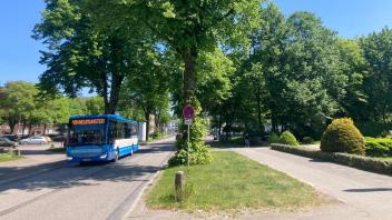An dieser Stelle auf der Plöner Straße musste am Montagmorgen ein Linienbus eine Vollbremsung machen. Dabei wurden sechs Fahrgäste verletzt.