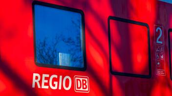 Bayerische Bahninfrastruktur Schriftzug der Mittelfrankenbahn und DB Regio auf der Seite eines Waggons. Fürth Bayern Deu
