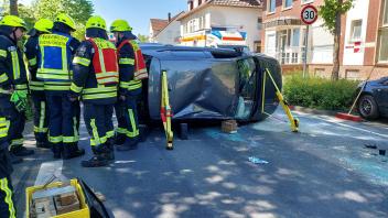 Auf der Sutthauser Straße im Georgsmarienhütter Stadtteil Holzhausen hat sich am Dienstagvormittag  aus bislang unbekannter Ursache ein Auto überschlagen. 