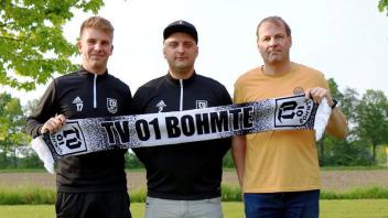 Herrenobmann Henrik Meyer (links) und Abteilungsleiter Guido Kröger (rechts) mit dem künftigen Bohmter Trainer Andreas Ackermann.