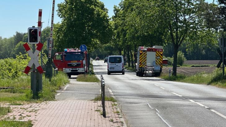 Nach einem Zugunglück stehen Einsatzfahrzeuge der Feuerwehr Dienstagmittag an einem Bahnübergang in Rickling.