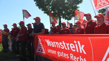 170 Beschäftigte im Metallhandwerk streikten am Montag vor den Tarifverhandlungen in Melle.