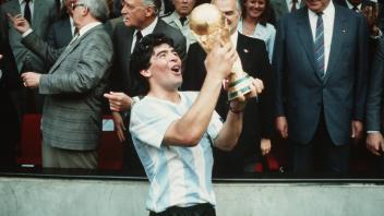 Fussball WM Weltmeisterschaft 1986 Endspiel Finale Argentinien - Deutschland vl. Diego Maradona (ARG), mit Pokal / Welt