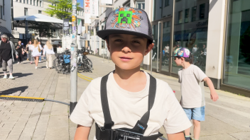 Täglich zieht die Maiwoche 2024 in Osnabrück tausende Besucher an, hauptsächlich Erwachsene. Doch wie erlebte ein Siebenjähriger das Getümmel? Einblicke liefert die Action-Cam von Cenk Beutler.