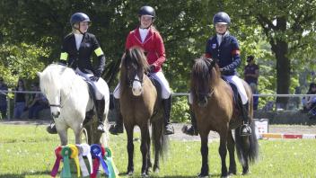 Islandpferdeturnier Sonnenhof Melle 2024_Siegerehrung Junge Reiter Hannah und Lilly Kollmeyer sowie Greta Möcking
