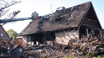 Ein Carportbrand griff in Elmenhorst auf ein angrenzendes Einfamilienhaus über und zerstörte dieses. 