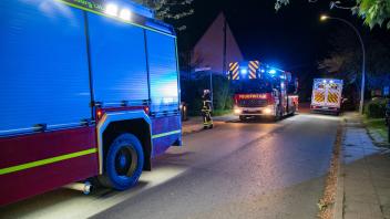Feuerwehr und Rettungsdienst wurden in der Nacht zum Mittwoch zu einem Brandeinsatz alarmiert. Vier Personen mussten durch den Rettungsdienst behandelt werden.