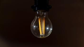 17.01.2023, Deutschland, Die aktuelle Generation Leuchtmittel für Wohnungsbeleuchtung, eine Energiesparlampe aus LED Leu