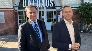  Rechtsanwalt Dr. Trutz Graf Kerssenbrock hat den erneut krankgeschriebenen Bürgermeister Nikolas Häckel (rechts) am Dienstagabend im Hauptausschuss im Westerländer Rathaus vertreten. 