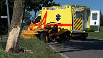 Schwerer Unfall in Bramsche: Oldtimer-Buggy prallt gegen Baum