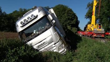 Lkw-Unfall bei Gehrde: Fahrzeug landet im Straßengraben