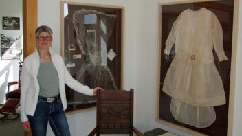 Stolz präsentiert Tanja Jansen das Brautkleid von 1927 im Trauzimmer des Museum.