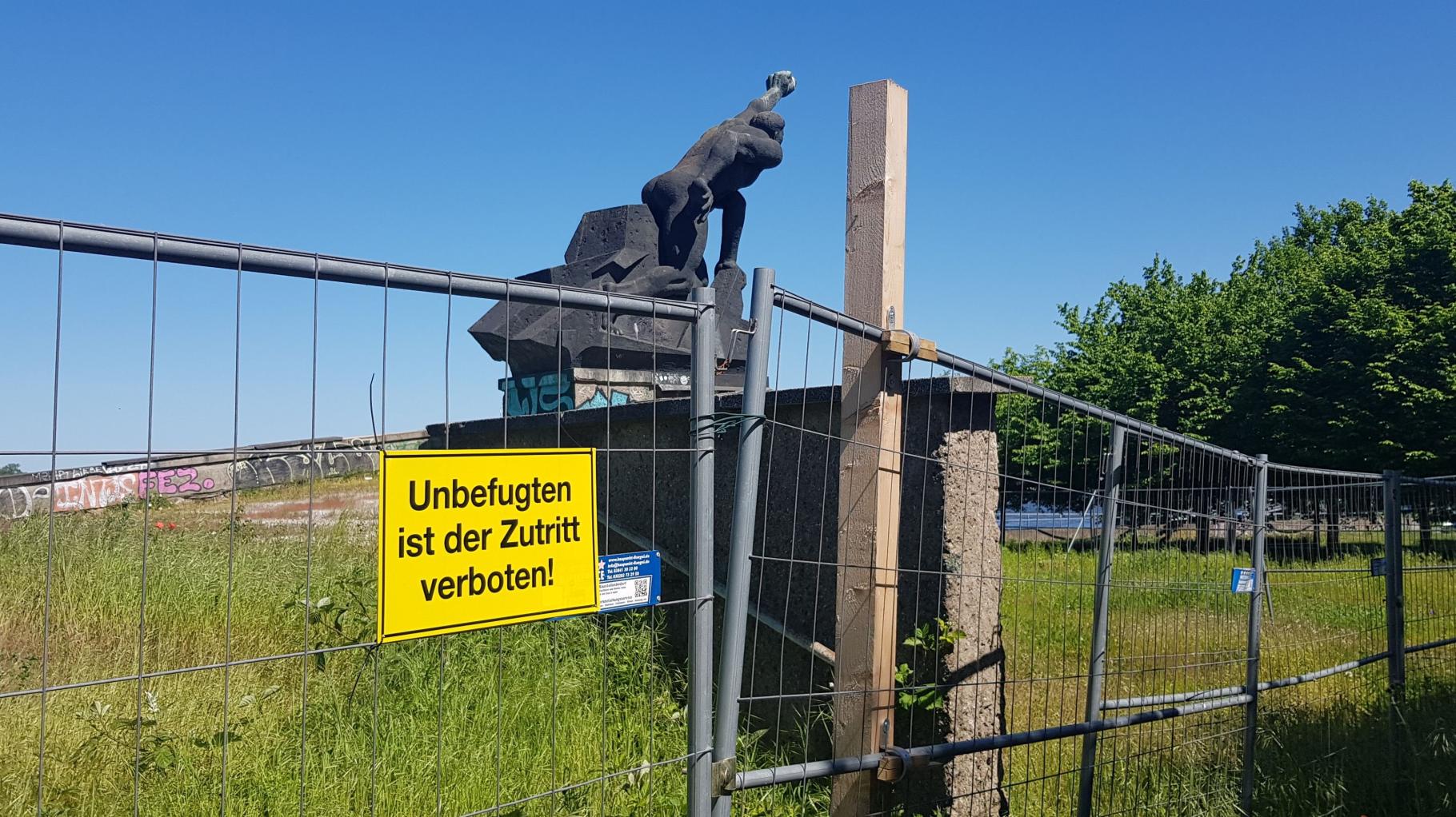 Warum das Rostocker Matrosendenkmal trotz Sanierung noch immer gesperrt ist
