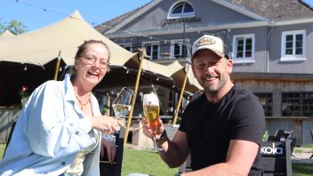Jennifer Driesen und Patrick Diehr im Biergarten des Goldschätzchens. Der hat weiterhin geöffnet – und jetzt sogar ein paar Plätze mehr zu bieten. 