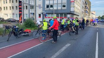 60 bis 70 Radfahrer haben am Mittwochabend beim 10. Ride of Silence in Osnabrück ums Leben gekommen Radfahrern gedacht. 