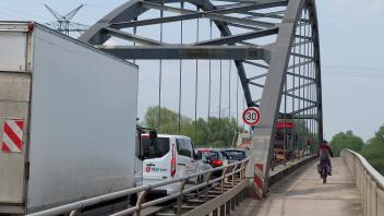 Besonders zu Stoßzeiten drohen Staus: Baustellen-Ampeln regeln den Verkehr auf der Emsbrücke der Rheiderlandstraße in Papenburg.