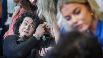 THE HAGUE - Caroline van der Plas (BBB) is styled by a beautician from secondary vocational education prior to Budget Da