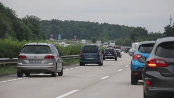 Verkehrschaos auf Deutschen Autobahnen - Coronaferien an Nord und Ostsee Ferienbeginn und Coronavirus-Lockerungen. Eine