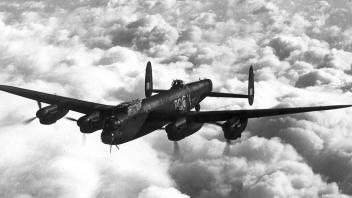 Ein britischer Lancaster-Bomber. 148 dieser viermotorigen Flieger steuerten am 23. April 1945 auf Flensburg zu und drehten im letzten Moment wegen schlechter Wetterlage wieder ab.