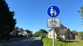 Neue Schilder an der Kieler Straße: Aus dem gemeinsamen Geh- und Radweg wird ein Fußweg, auf dem auch Radfahrer erlaubt sind. 