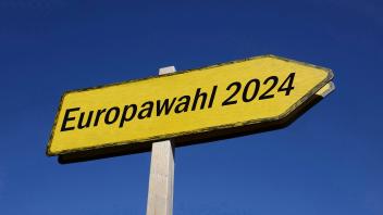 Wegweiser zur Europawahl 2024 Wegweiser zur Europawahl 2024, 15.05.2024, Borkwalde, Brandenburg, Ein Wegweiser zeigt die