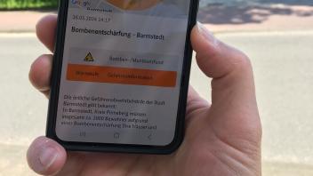 Die Fliegerbombe war in einem Neubaugebiet im Nordosten Barmstedts gefunden worden. Am Freitag wird sie entschärft. Eine entsprechende Warnmeldung haben Anwohner jetzt per Warnapp bekommen.