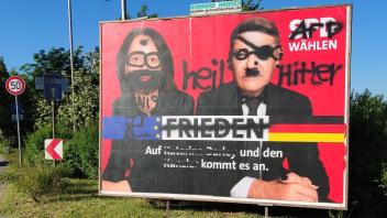 Verunstaltetes Großplakat der SPD mit Konterfeis von SPD-Europa-Kandidatin Katarina Barley und Kanzler Olaf Scholz in Kasseedorf: Es war erst einen Tag alt, das Vorgänger-Plakat war ebenfalls beschmiert worden.