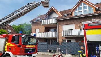 Weil es auf einem Balkon gebrannt hat, mussten Einsatzkräfte zweier Feuerwehren nach Lingen-Darme ausrücken.