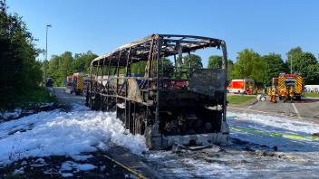 Der Reisebus ist auf Höhe des Rastplatzes Ohe an der A7 in Richtung Flensburg komplett ausgebrannt.