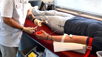 Beim Blutspenden dauert die Blutabnahme an sich nur bis zu 10 Minuten.