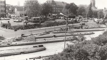 Mit dem Bahnhofsumbau war es nicht getan: Auch der Bahnhofsvorplatz wurde völlig umgekrempelt. Im Mai 1976 waren die Veränderungen in vollem Gange.